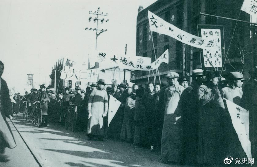 1935年12月9日，中国共产党领导北平学生掀起声势浩大的抗日救亡运动，并迅速波及全国，形成抗日救国的新高潮。图为游行队伍。