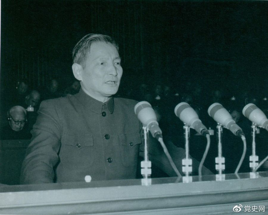 1956年12月，陈云在中华工商业联合会第二届会员代表大会上作报告。